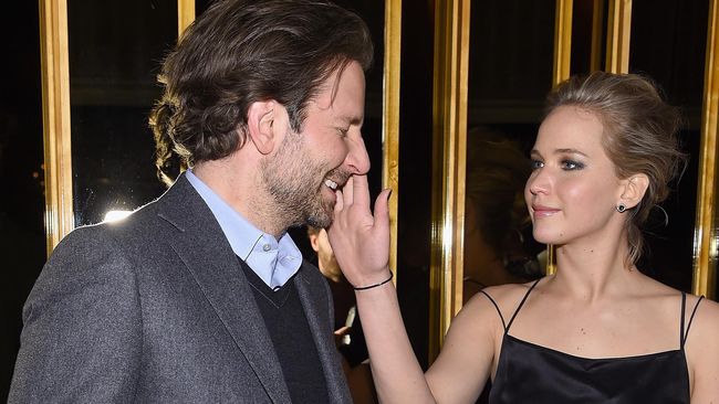 Jennifer Lawrence mengakui Bradley Cooper sebagai suami di tempat kerja. “Tanpa seks!” ia buru-buru menambahkan.