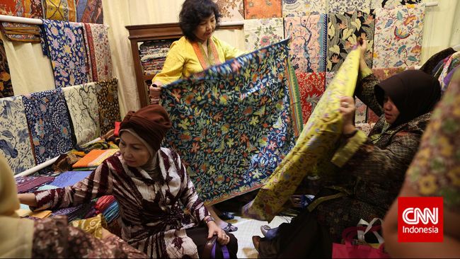 Presiden Joko Widodo (Jokowi) dan Ibu Iriana membuka rangkaian kegiatan Gelar Batik Nusantara (GBN) di Senayan Park, Jakarta Pusat, Rabu (2/8).