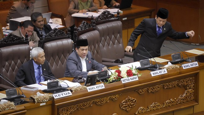 Aksi 'perampokan' itu terlihat dari ambisi DPR yang ngotot meminta dana aspirasi senilai Rp 11.2triliun dan dana bantuan parpol hingga Rp 10triliun per tahun.