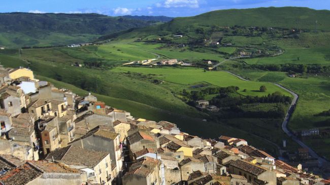 Memiliki rumah kuno peninggalan abad ke-13 di Desa Gangi, Italia, bisa jadi salah satu impian pelancong dunia. Kini, mereka dapat mewujudkan impiannya.
