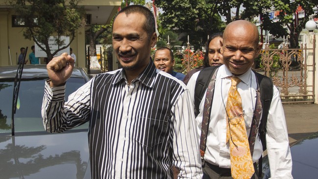 Jaksa di Kejaksaan Negeri Makassar sedang merumuskan berkas dakwaan Samad untuk diadili di Pengadilan Negeri. 