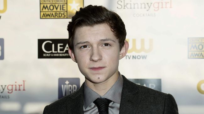 Sudah membantah berpacaran, Tom Holland dan Zendaya justru tepergok berjalan-jalan berdua berkeliling Los Angeles. Keduanya pun mengunggah itu ke media sosial.