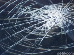 Truk Tabrak Pembatas Jalan di Daan Mogot, Lalin Ramai Lancar