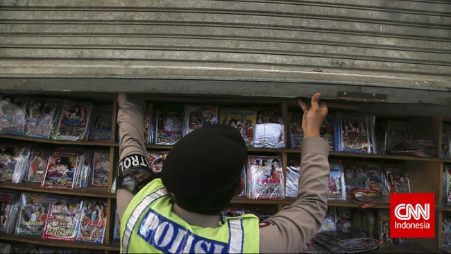 Pemblokiran situs porno oleh kementerian terkait dinilai menjadi penyebab meningkatnya produksi sekaligus penjualan dvd porno.