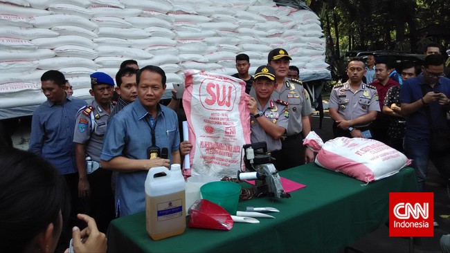 Sebanyak dua tronton gula dan minyak industri disita petugas di wilayah Banten. Rencananya, sembako bakal dijual ke masyarakat.