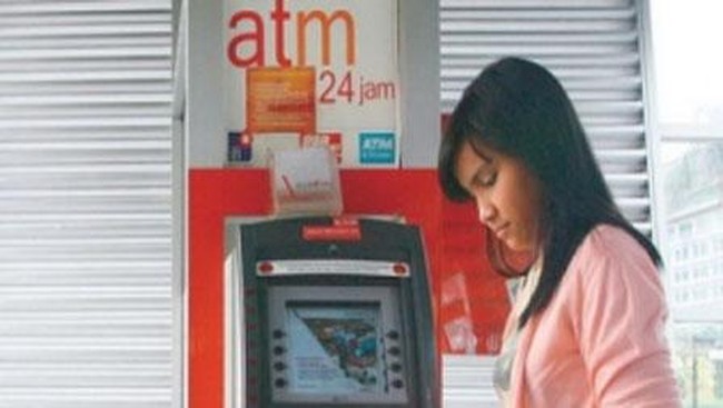 Polisi memproses anggota Satpol PP DKI yang melakukan penarikan ATM Bank DKI hingga Rp32 miliar dalam kasus pencucian uang.
