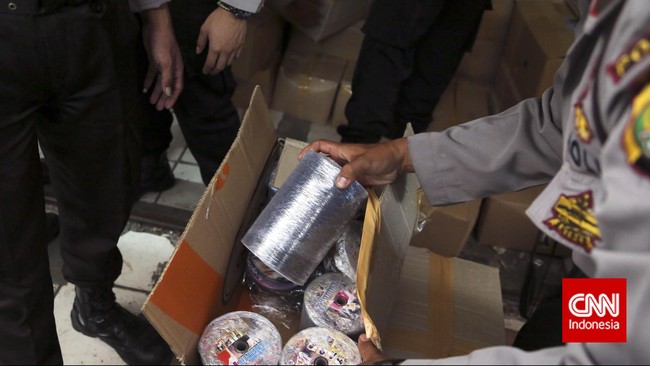 Penyidik Direktorat Reserse Kriminal Khusus Polda Metro Jaya berhasil mengamanan sejumlah orang yang terlibat dalam peredaran jual beli DVD porno di ibu kota.