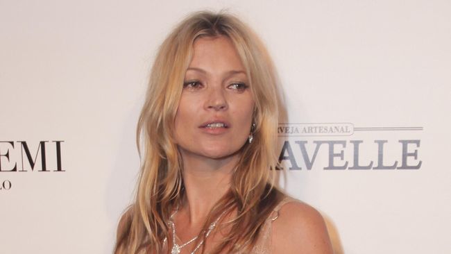 Kate Moss baru saja memutuskan berhenti berpose bugil demi anak. Namun rumah tangganya malah hancur dan ia berpisah dari Jamie Hince.