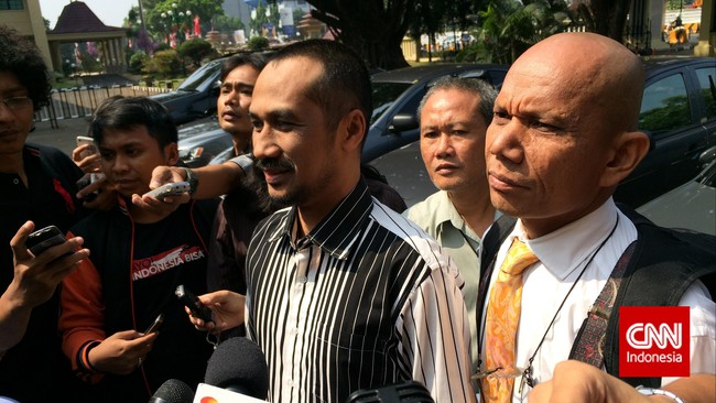Abraham Samad diperiksa sebagai tersangka penyalahgunaan wewenang terkait tuduhan sejumlah pertemuannya dengan pihak yang berperkara saat menjadi Ketua KPK.