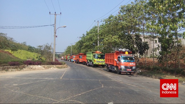 Dari sebuah ruang pengendali nantinya truk-truk sampah di Jakarta akan terpantau keberadaan dan juga muatannya. 