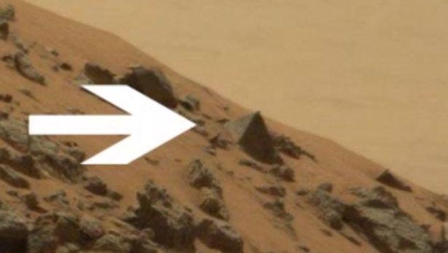 Planet Mars yang sedang dijelajahi ini sering menangkap gambar dan orang-orang sering menafsirkannya bermacam-macam.
