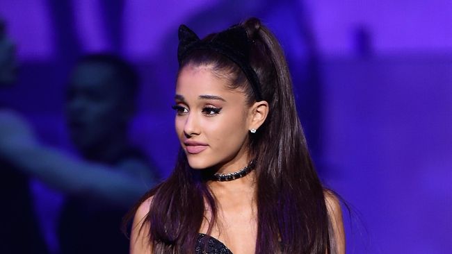 Ariana Grande menitikkan air mata saat menyanyikan lagu My Everyhting dan tutup konser dengan lagu Problem.