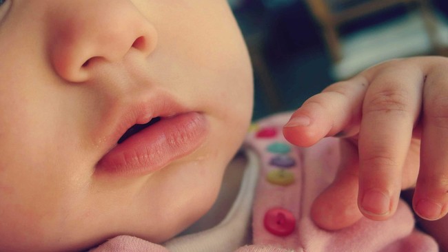Agar anak aman, sebaiknya perlu diperhatikan tempat duduk yang benar, kebanyakan orangtua di Indonesia mengandalkan baby sitter untuk memangkunya.