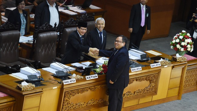 Dalam Rancangan Anggaran Pendapatan dan Belanja Negara (RAPBN) 2016, asumsi kurs diusulkan Rp 13.400 per dolar AS.
