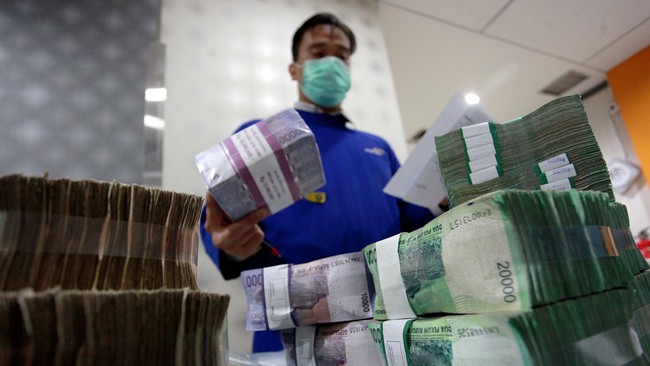 Bank Rakyat Indonesia memastikan akan memberi sanksi kepada dua petugas tambahan kas kantor (TKK) yang diduga membawa kabur uang kas Rp 6 Miliar.