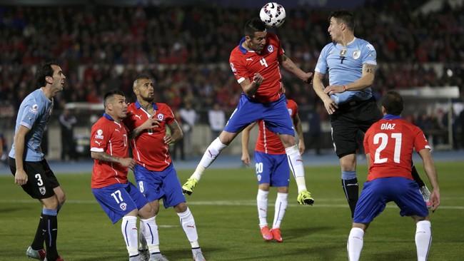 Chile mendominasi jalannya babak pertama. Tusukan yang dilakukan Alexis Sanchez, Jorge Valdivia, dan Mauricio Isla, mampu merepotkan lini pertahanan Uruguay.