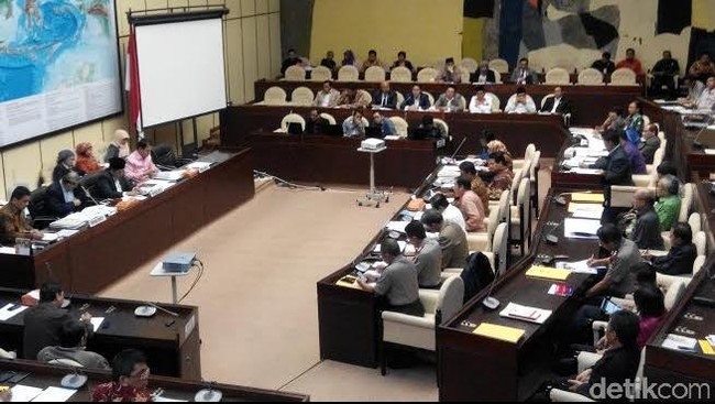 Koordinator Formappi Sebastian Salang mengatakan hal itu ditunjukkan dengan banyaknya anggota DRP yang meninggalkan sidang dan kembali ke daerahnya.