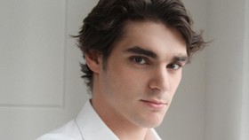 Walter White Jr. Berlenggak-lenggok di Milan Fashion Week