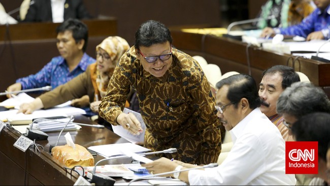Polemik persiapan Pilkada serentak pada akhir 2015 belum menemui titik terang. Meski begitu, Menteri Dalam Negeri Tjahjo Kumolo santai menghadapinya.