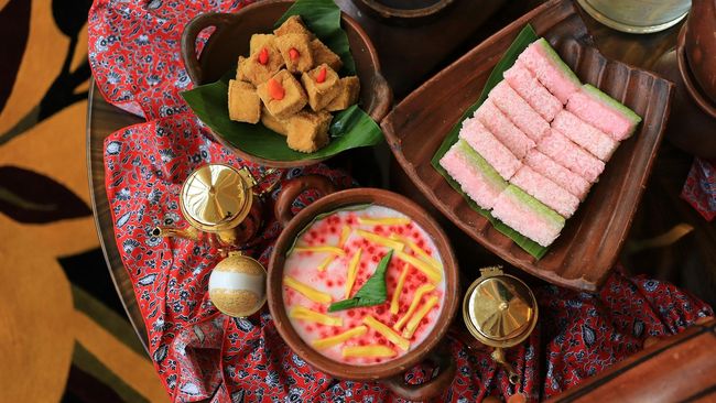 Aktivitas mengunyah masih berlangsung saat adzan subuh. Mubazirkah membuang makanan yang masih ada di mulut?