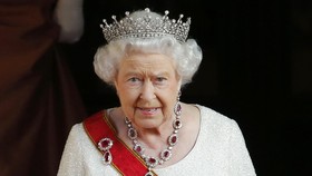 Cara 'Ajaib' Ratu Elizabeth II Saat Makan Pisang