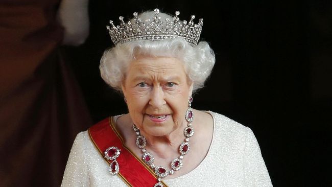 Ratu Elizabeth Pakai Tiara 'Penangkal Jahat' Saat Temui Trump