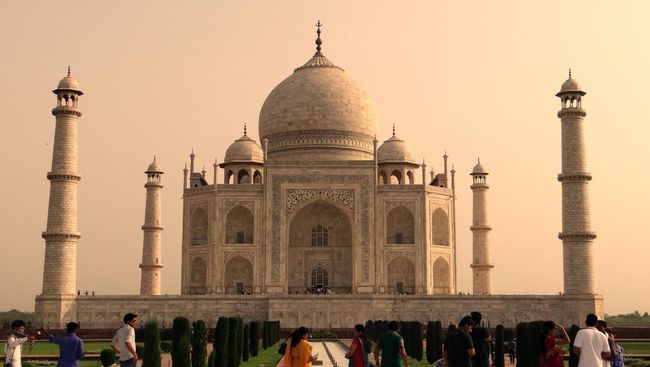 Pemandangan matahari terbenam menjadi momen favorit pengunjung di Taj Mahal.