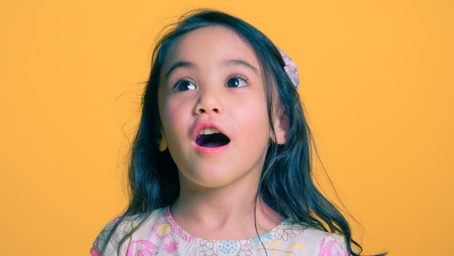 Agar kilau rambut si kecil tetap terjaga hingga dewasa, ibu dapat membantu dengan memberi sedikit perawatan dengan bahan sederhana. 
