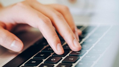 Cara mengatasi keyboard laptop tidak berfungsi terbilang mudah jika persoalannya bukanlah hal serius. Coba gunakan cara-cara berikut.