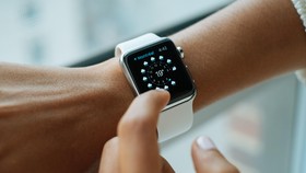 Mengapa Apple Campur Penjualan Apple Watch dan Aksesoris?