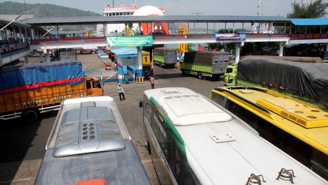 Dilarang beroperasinya truk dua sumbu sejak H-5 sampai H+3 lebaran 2015 oleh Menhub Ignasius Jonan bertujuan untuk memperlancar arus mudik dan balik.