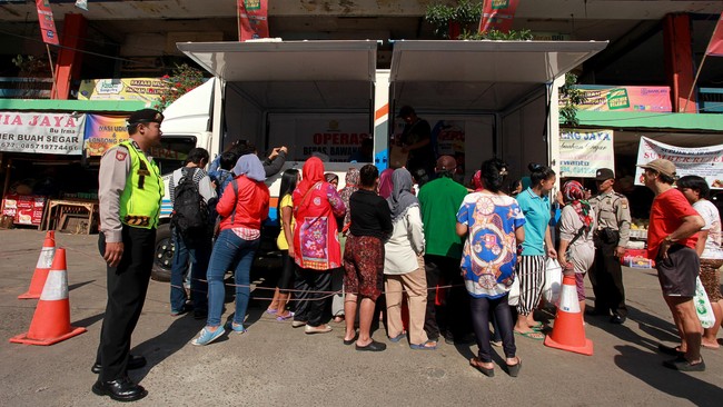 Operasi pasar dii 196 lokasi dilakukan untuk menahan kenaikan harga komoditas pangan jelang permintaan tinggi saat musim liburan.