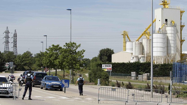 Presiden Perancis yang sedang berada di Belgia dalam pertemuan Uni Eropa segera pulang karena peristiwa pemenggalan oleh terduga ISIS di sebuah pabrik gas.
