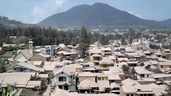 Gunung Sinabung di Kabupaten Karo, Sumatera Utara meletus sejak tahun 2010 dan belum menunjukan tanda-tanda akan berhenti.