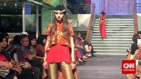 Berlebaran 'Etnik' dengan Busana Batik Bermotif Tenun