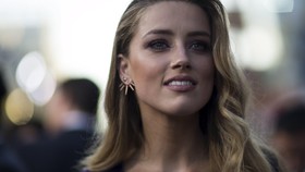 Amber Heard Pamer Foto Telanjang Dada di Bali