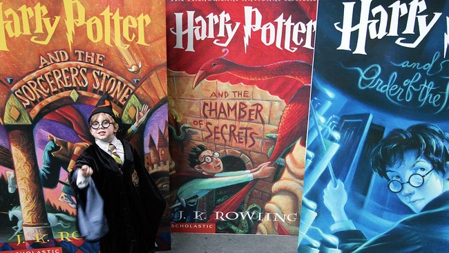 Para penggemar fanatik rela menghamburkan uang hampir setengah miliar rupiah demi memburu edisi perdana Harry Potter.