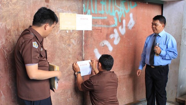 Sebanyak 500 wajib Pajak Bumi dan Bangunan di DKI Jakarta hingga kini tidak membayar kewajiban yang berakibat piutang dari PBB mencapai Rp 3 triliun.