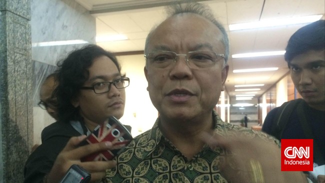 Kepala Eksekutif Perbankan OJK Nelson Tampubolon bakal melakukan kajian khusus untuk dapat memenuhi keinginan Jokowi menghapus biaya administrasi bank.