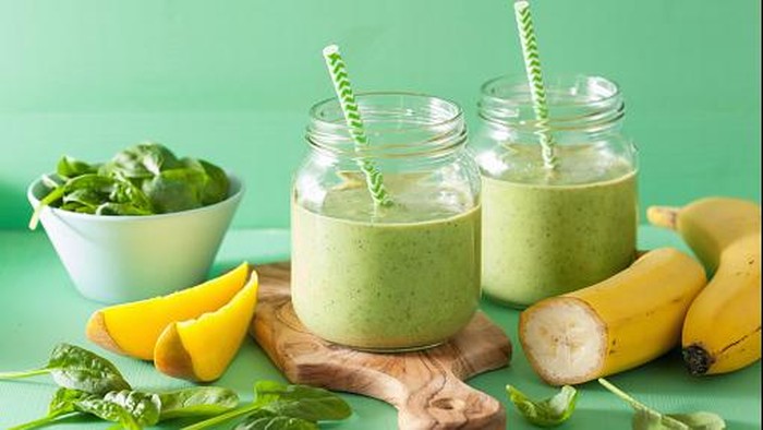bayam dan pisang yang dibuat green smoothies