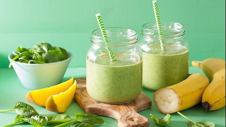 bayam dan pisang yang dibuat green smoothies
