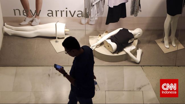 Ternyata bukan cuma perempuan yang suka pergi shopping. Para pria masa kini ternyata juga suka pergi belanja.