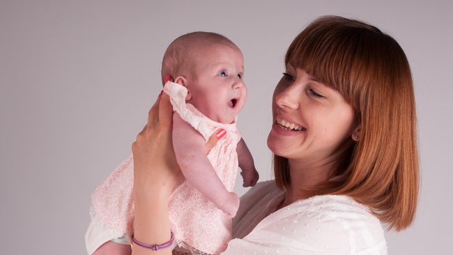 Cara menggendong bayi memang kerap menjadi perdebatan. Apa masalahnya kalau salah posisi gendong bayi? 
