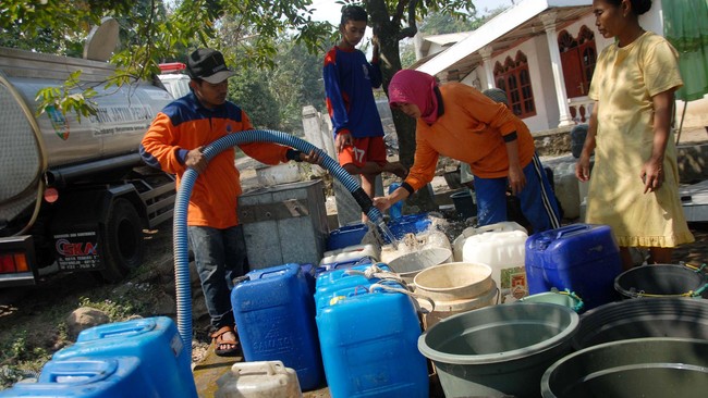 Anies Baswedan mengklaim telah menyiapkan program subsidi air bersih untuk warga yang tingga di kawasan padat penduduk. Subsidi itu mencapai 80 persen.