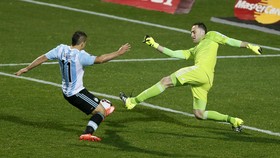 Ospina Gemilang, Kolombia-Argentina Lanjut ke Adu Penalti