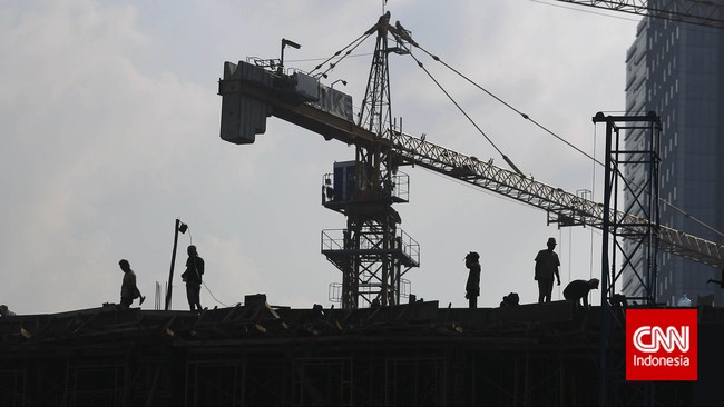Ekonom menyebut lonjakan subsidi BBM dan energi jadi Rp700 triliun bisa dicegah pemerintah dengan melarang total orang kaya minum pertalite dan solar.