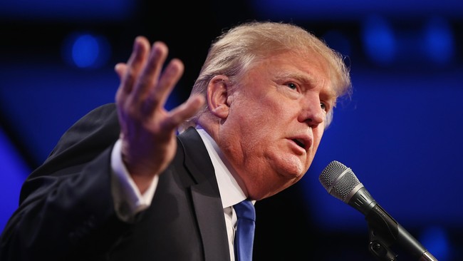 Bakal calon presiden Donald Trump kembali mengkritik kebijakan imigrasi AS yang menurutnya memudahkan penjahat masuk ke negara itu secara gelap. 