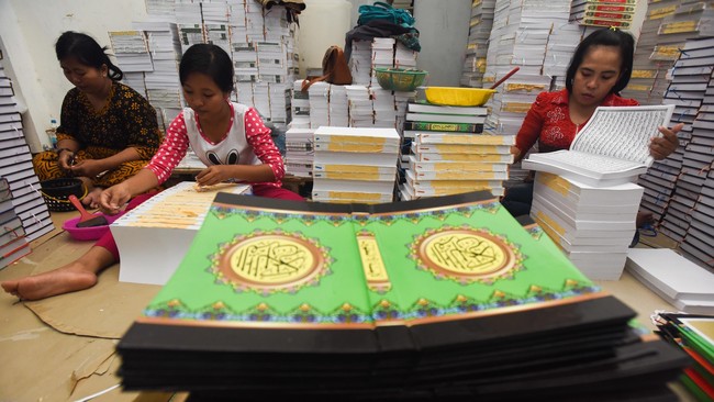 Abdul Karim mengaku pernah menerima uang US$17 ribu dari Direktur PT Adhi Aksara Abadi Indonesia, perusahaan pemenang tender pengadaan Alquran.