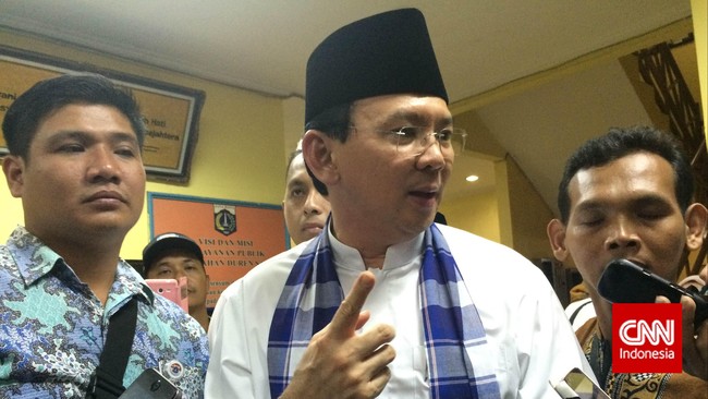 Harga lebih mahal di JakBook 2015 membuat Ahok marah, menurutnya, ia mendengar kabar ada guru yang memaksa agar orang tua murid belanja di pameran tersebut.