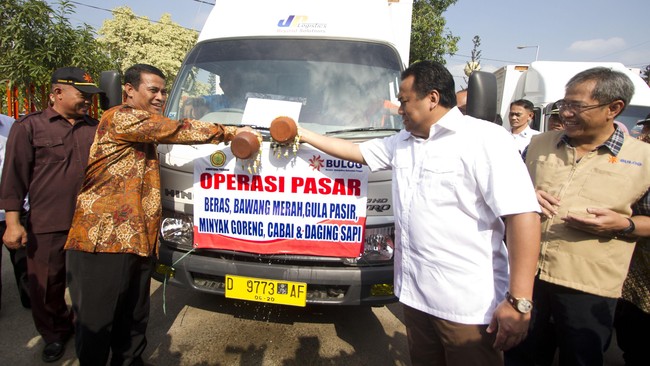 Menteri Perdagangan Rahmat Gobel mengklaim perkembangan harga kebutuhan pokok di pasar tradisional rata-rata stabil dan beberapa komoditas bahkan turun.